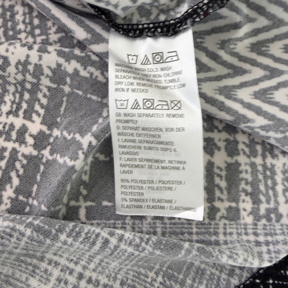 Susan Graver Liquid Knit Tunic Top Women 3X Black White Sharkbite Hem V-Neck - Picture 8 of 8
